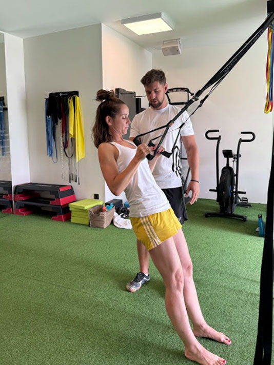 Entrenamiento con TRX guiado por un entrenador de UFIT